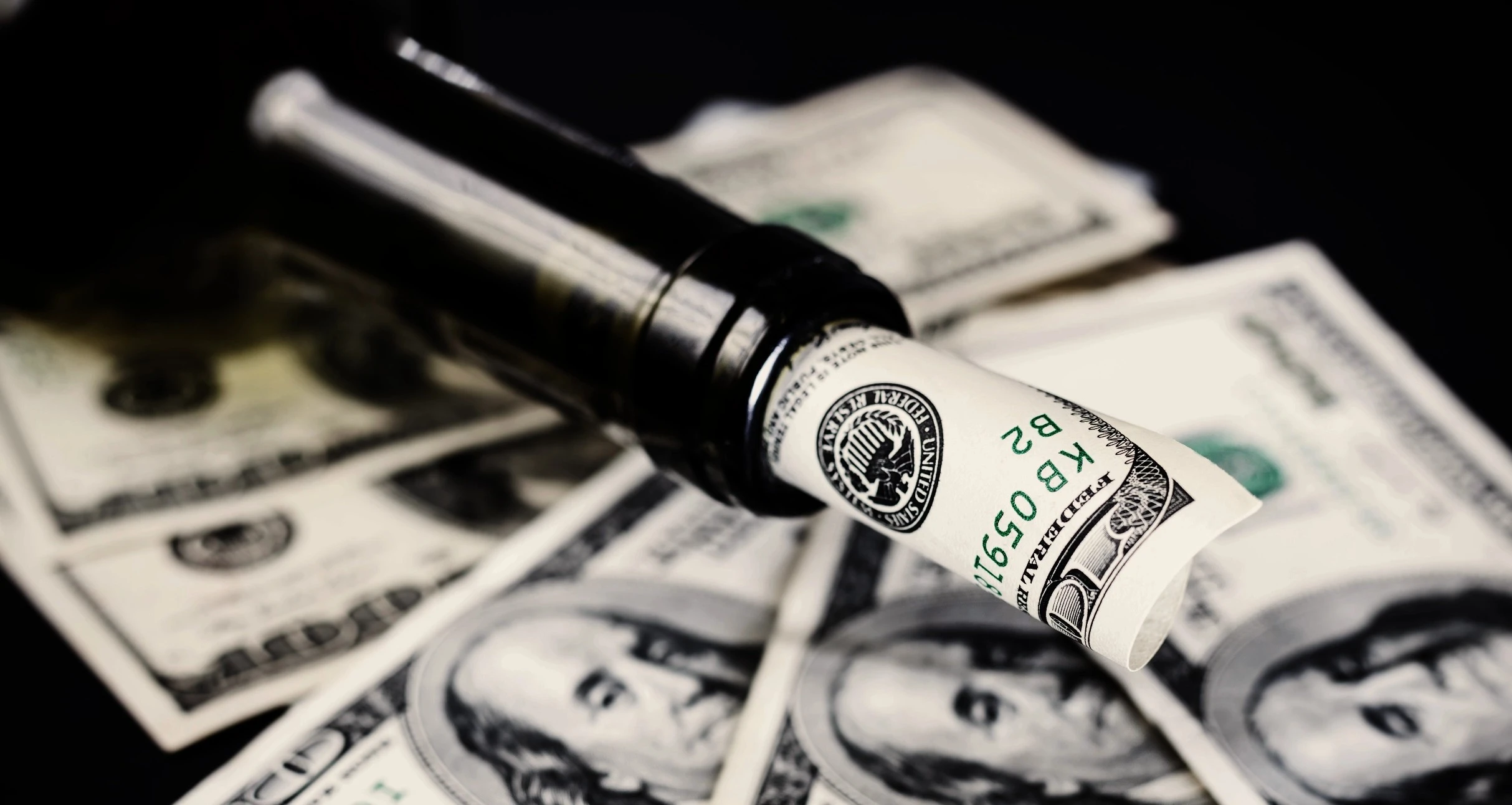 Weinflasche-mit-Dollar-Noten